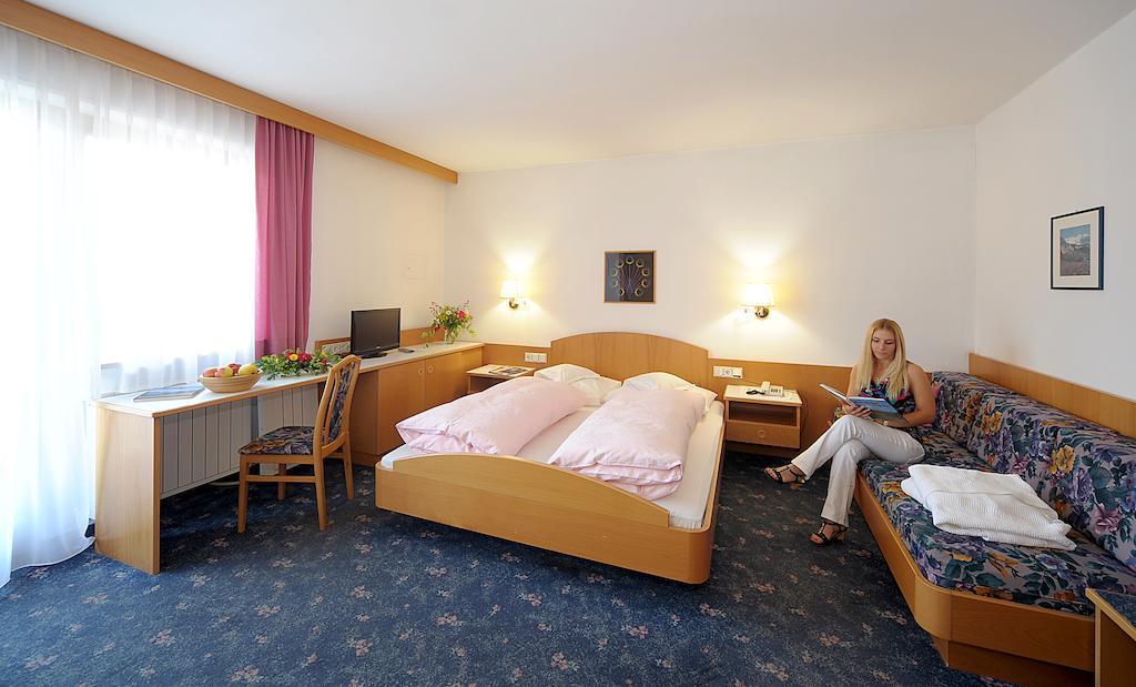 Natz-Schabs Hotel Waldheim חדר תמונה